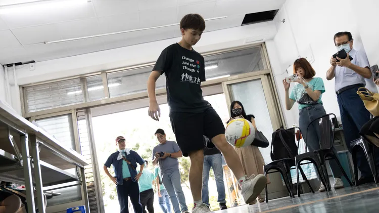 接受資助的足球少年現場表演。蔡壁如辦公室提供