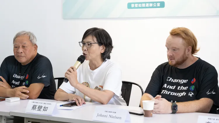 蔡壁如說，經營非營利性質的足球隊非常辛苦，她會全力幫他們募資。蔡壁如辦公室提供