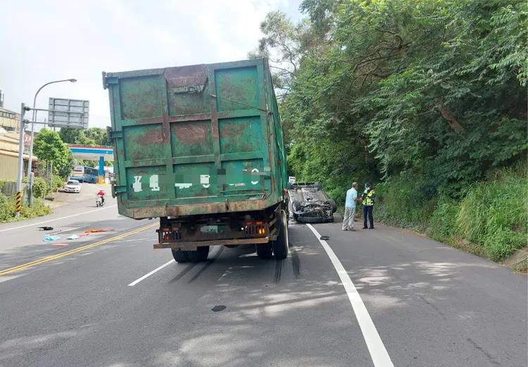 大貨車無端遭波及。民眾提供