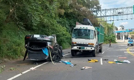 苗栗男酒駕撸山壁再撞大貨車　轎車「烏龜翻」釀2傷！女乘客連帶罰6千起跳