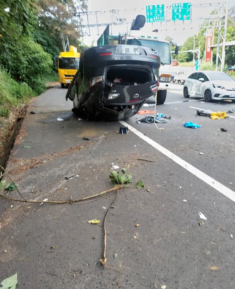 自小客車翻覆，駕駛酒測值高達1.09毫克。民眾提供