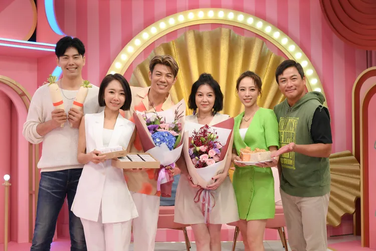 苗可麗（右三）、陳志強（左三）新節目記者會，江宏恩（右起）、勇兔、何依霈、余秉諺都特別趕來站台祝賀。三立提供