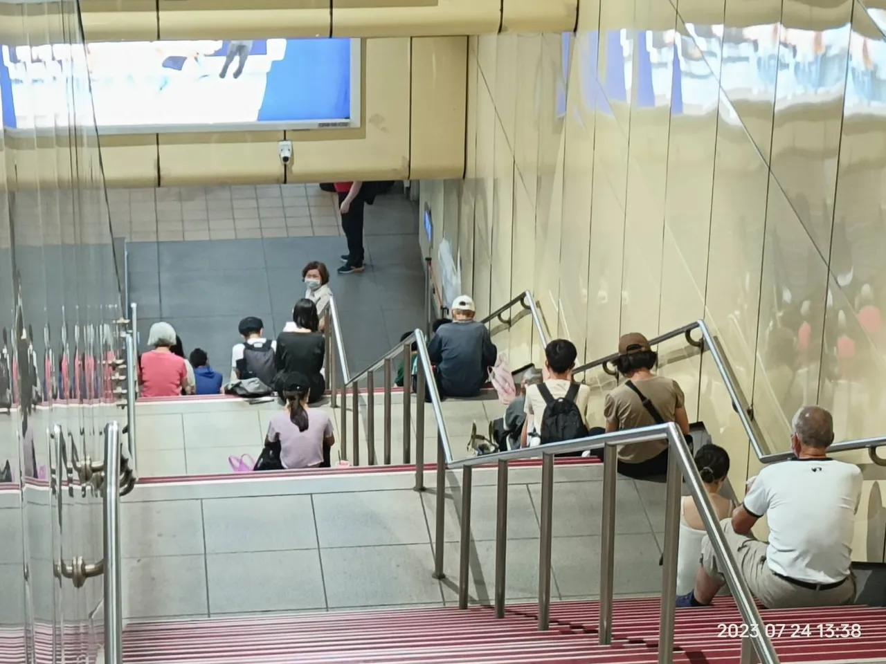 萬安演習登場,民眾排排坐在捷運站內。翻攝畫面