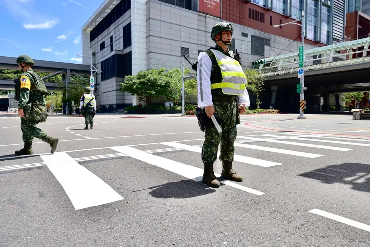 現場人車淨空，僅有軍方人員做管制。林林攝