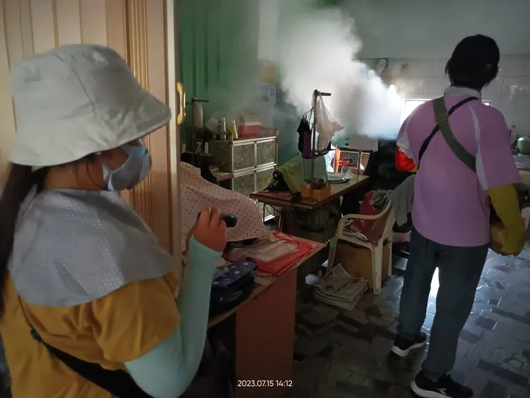 衛生局呼籲住戶在噴藥作業前，務必將食物、餐具。市府提供