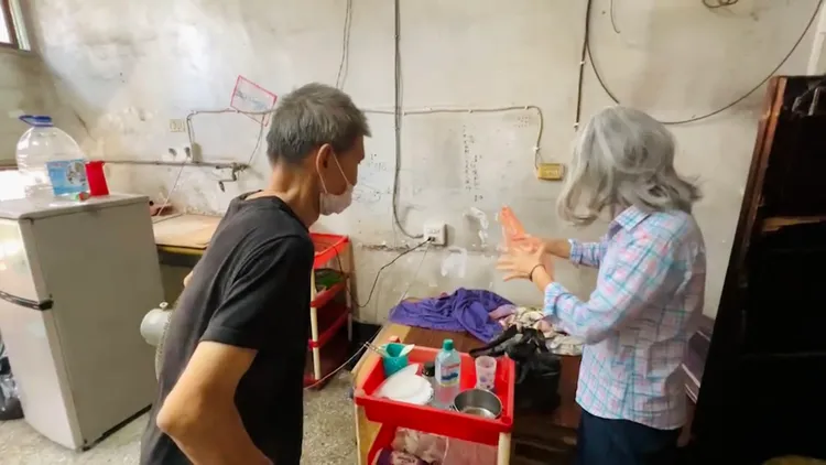 老闆娘漸感無力照顧，考慮讓哥哥至長照中心安置。讀者提供