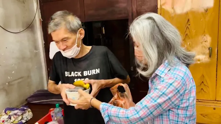 老闆娘收留哥哥一同生活20年。讀者提供