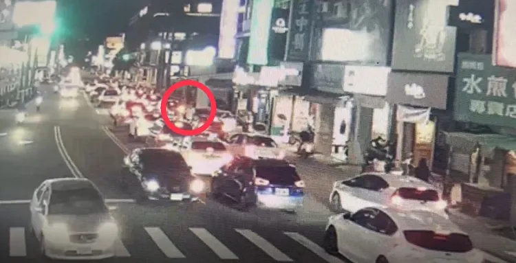 嫌犯下車持疑似長槍射擊BB彈。民眾提供