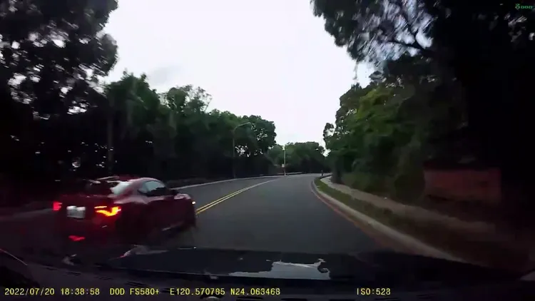 跑車違規跨越雙黃線超車。民眾提供