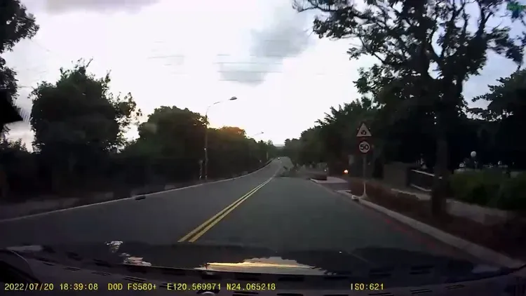 駕駛疑似看到測速警告標誌，突然減速才失控。民眾提供