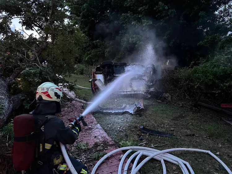 消防人員撲滅火勢，整輛車已燒成廢鐵。民眾提供