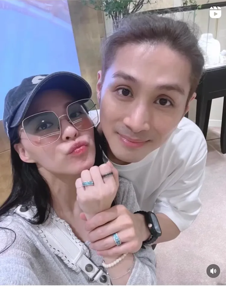 熊熊（左）和老公Mars到日本慶生，順便拿訂的婚戒。翻攝自熊熊ＩＧ