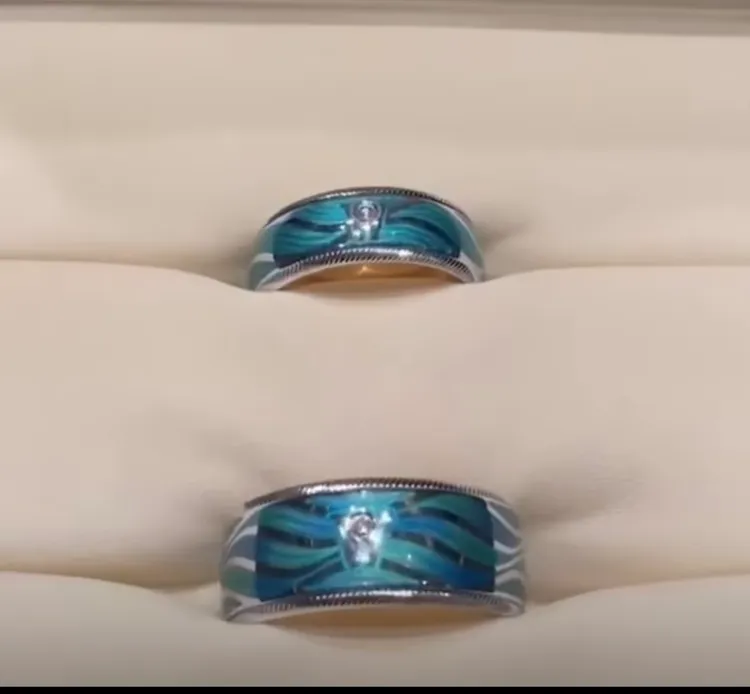 2人婚戒是WELLENDORFF的 Magic Waves Ring系列。翻攝自熊熊ＩＧ