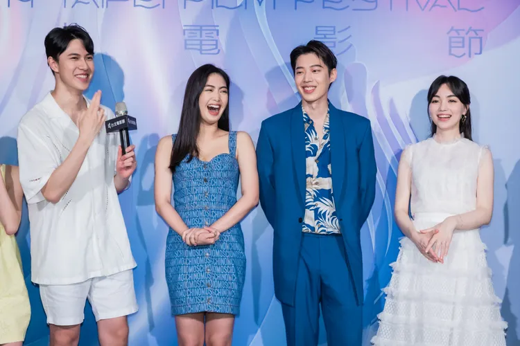 金東昱（左壹）在《讓我看見你是誰》很喜歡老師黑嘉嘉（右一），首映現場搞笑告白想學圍棋。台北電影節提供