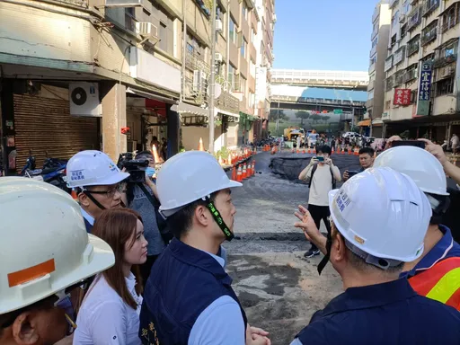 南京西路天坑扩大原因曝 破裂污水管线近淡水河难止水