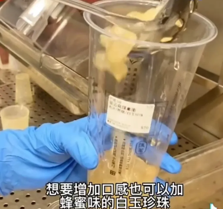 夏天來杯冰茶飲，加上白玉珍珠增加口感。TikTok：littlegirl_eatfood / IG：littlegirl_eatfood 提供