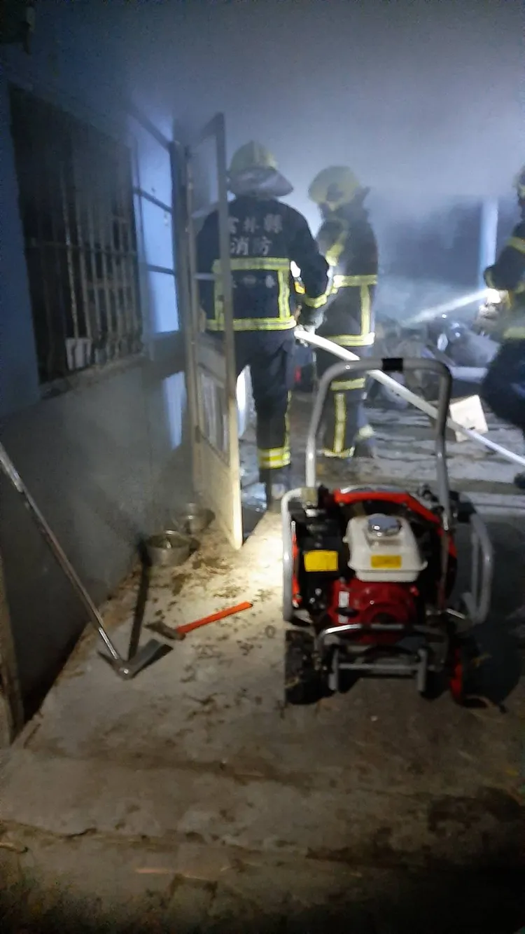 消防人員射水搶救。民眾提供
