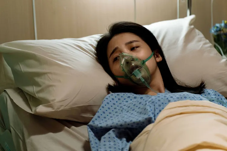 李沐飾演周晴，為替老公償還債務，與醫院進行秘密交易。風起娛樂提供