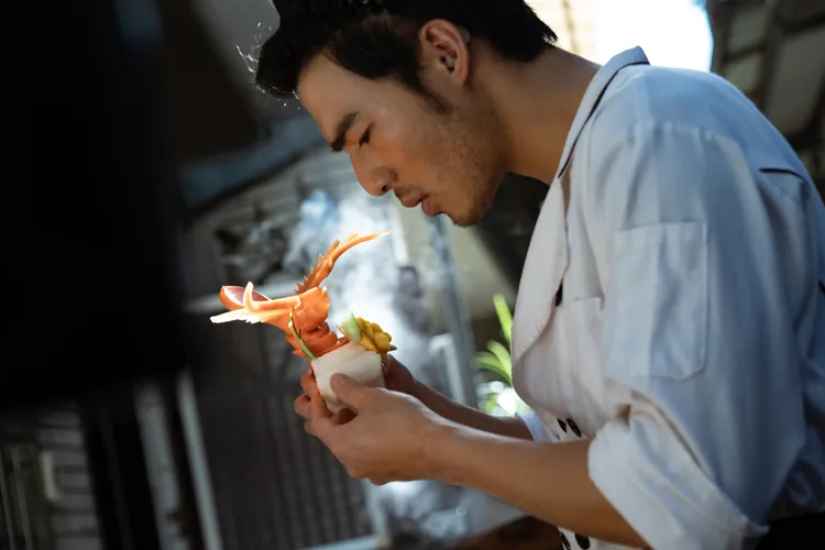 陳昊森飾演總舖師李冠軍，戲裡戲外都勤練食材的切雕技法。風起娛樂提供