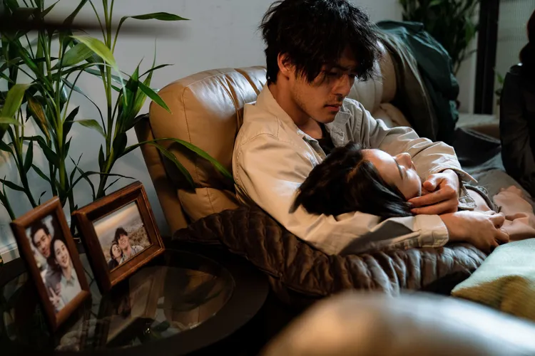 陳昊森（左）劇中深愛老婆李沐，小倆口將面臨生離死別的抉擇。風起娛樂提供 