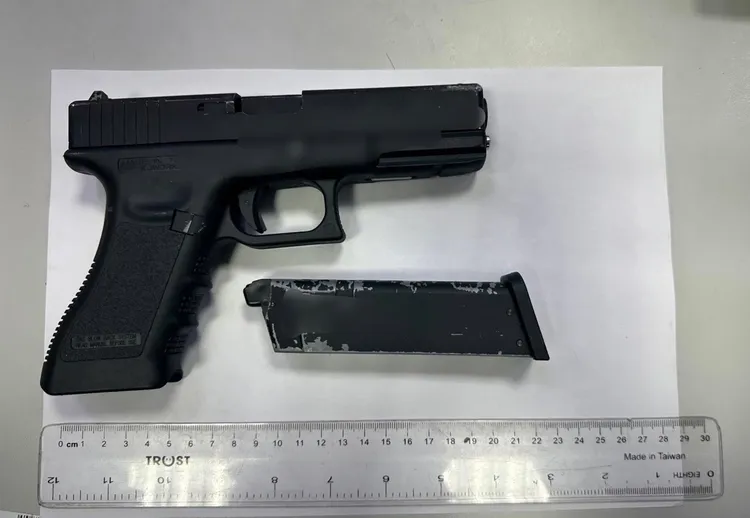 警方查獲的瓦斯槍。翻攝畫面