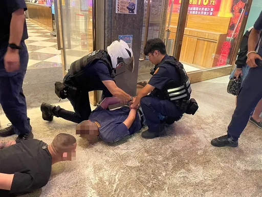 不爽Honey揪友偷歡唱　妒男KTV前幹這事！才2分鐘就被壓趴在地