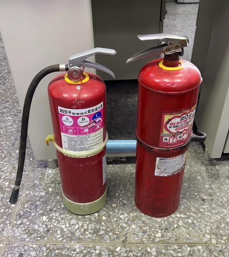 嫌犯從隔壁大樓拿來噴灑的滅火器。翻攝畫面