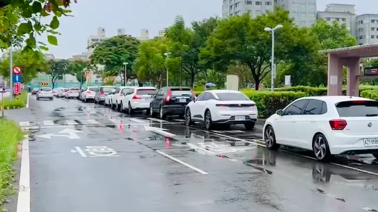 南紡購物中心湧現排隊車流。王志弘攝