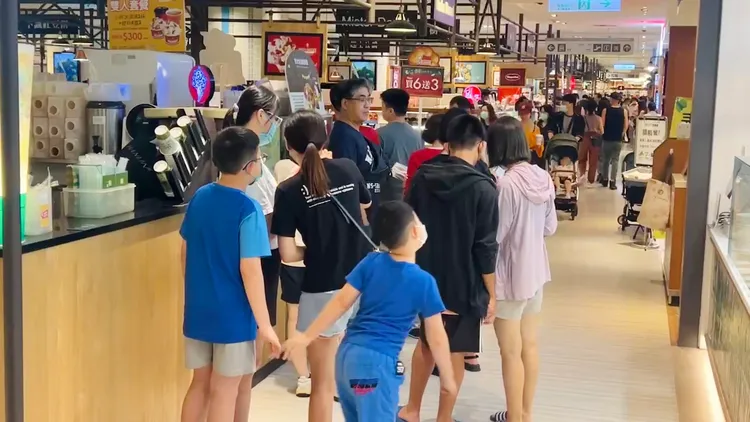 不少人趁颱風假舉家出遊。王志弘攝