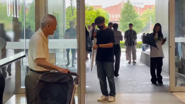 台南下午飄起細雨，百貨公司仍見不少人前往。王志弘攝