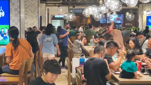 歡樂片｜台南百貨公司不甩颱風假all open　人、車流湧！美食街好熱鬧