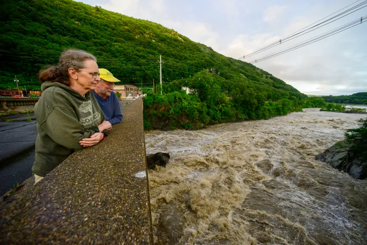 美國東北部多州遭遇豪大雨和洪水的侵襲，目前至少已有1人不幸喪生。美聯社