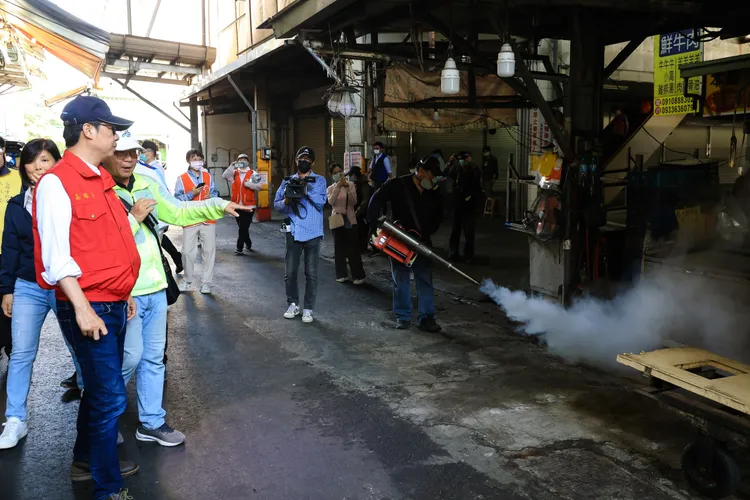 陳其邁視察瑞興市場內化學防治。衛生局提供