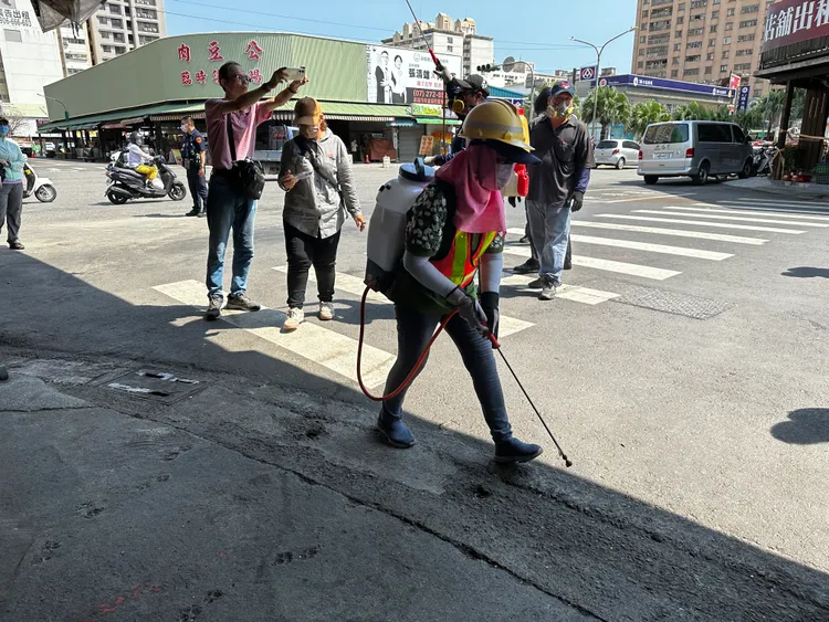 瑞興市場週邊水溝殘效性防治。衛生局提供