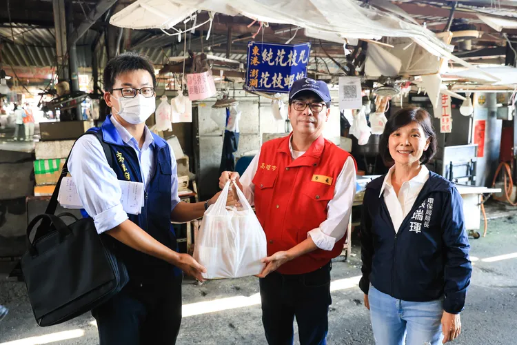 陳其邁市長慰勞環保局防疫團隊。衛生局提供