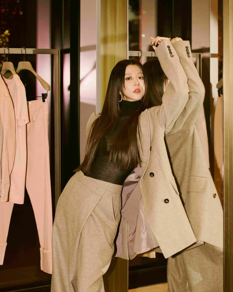 邵雨薇以融入性感細節的MAX MARA秀款新裝，呈現出剛柔並濟的個性。品牌提供