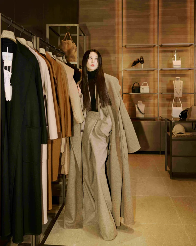 私下喜歡帥性穿搭的邵雨薇，坦言衣櫥裡的褲裝比裙子還多。品牌提供