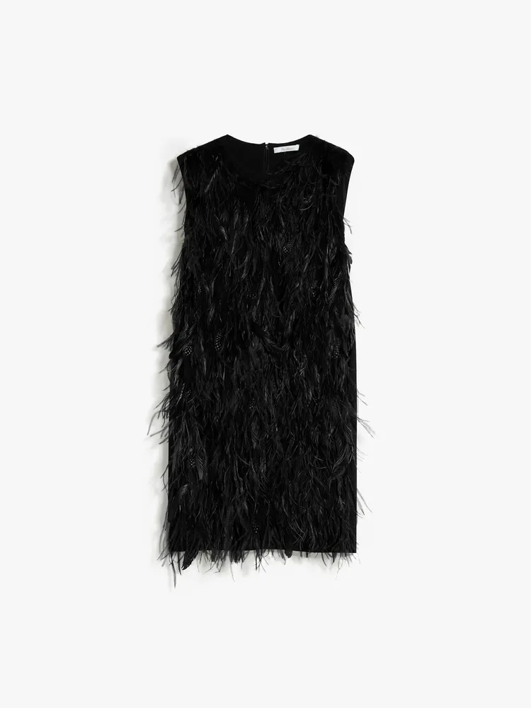 黑色手工刺繡羽毛連身裙，微風南山獨家，11萬4800元。品牌提供