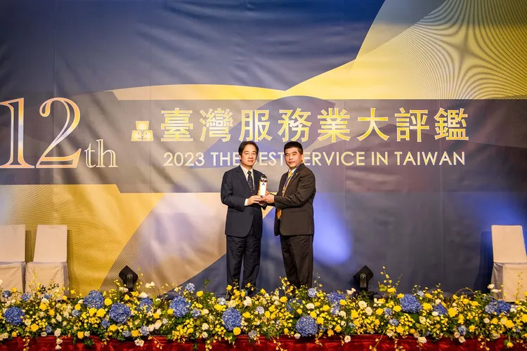 永慶房屋總經理吳良治(右)從副總統賴清德(左)手中接過2023臺灣服務業大評鑑連鎖房仲業服務金獎獎座，正式寫下永慶房屋11連霸的傳奇紀錄！永慶房屋提供