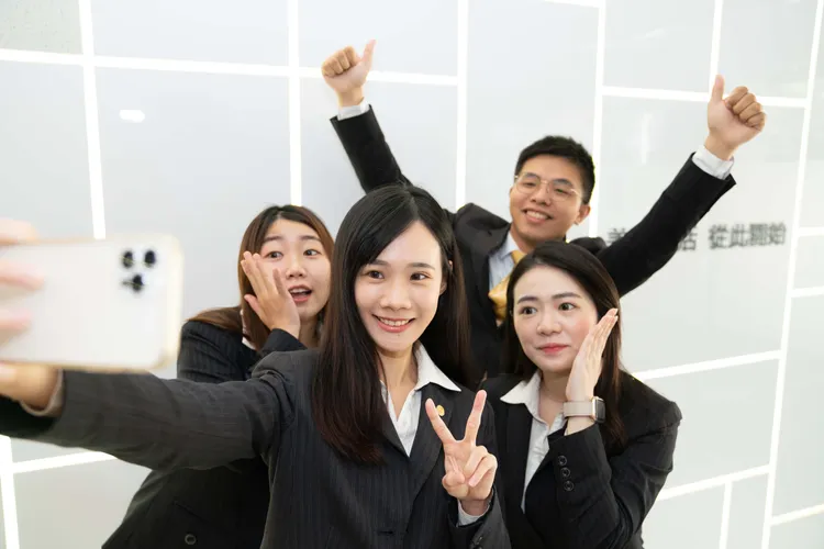 在永慶房屋師父與徒弟關係就像朋友一樣，彼此互相教學相長、更是攜手共創成交的好夥伴。永慶房屋提供