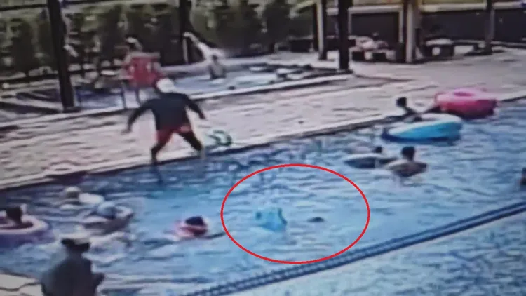 救生員第一時間發現使用浮板的孩童(紅圈處)在水中翻覆，急忙靠近救援。翻攝自臉書「好想住飯店⭕好康.踩雷不藏私」