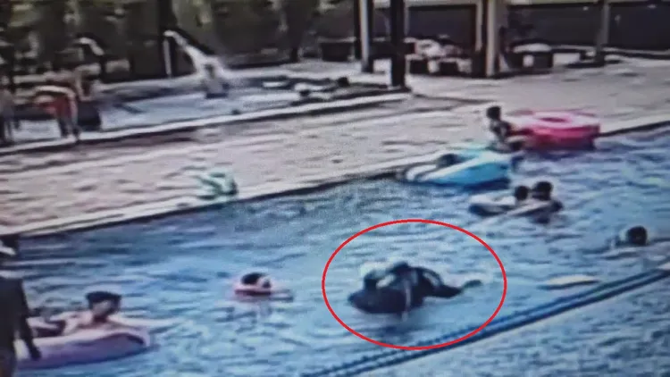 救生員快速跳入泳池，把溺水孩童撈起(紅圈處)。翻攝自臉書「好想住飯店⭕好康.踩雷不藏私」