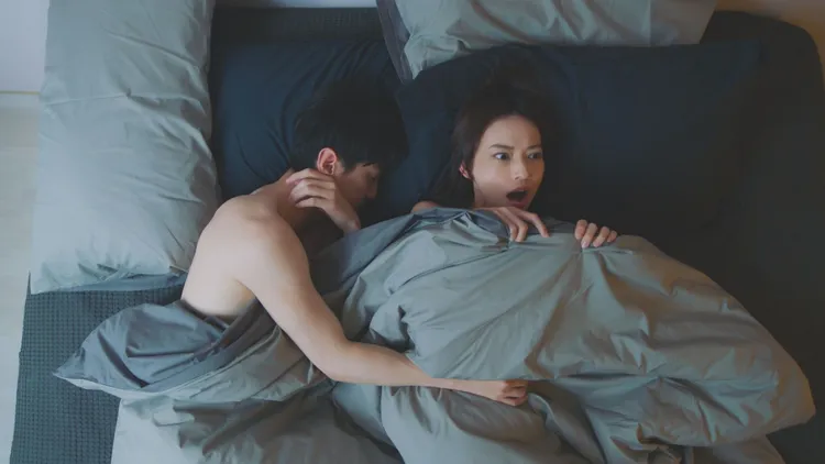 孫沁岳（左）和姚以緹酒後一夜情。三立提供