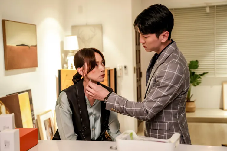 孫沁岳（右）和姚以緹日久生情。三立提供