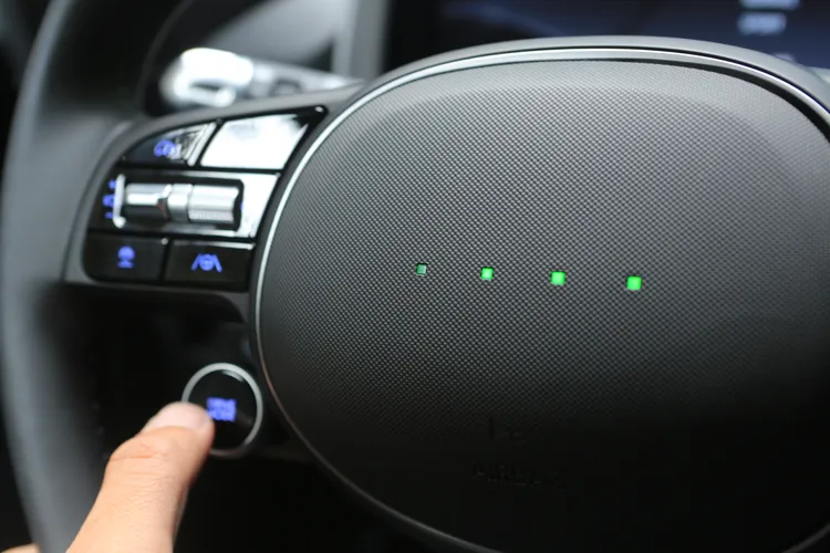 方向盤上四個方形小點，會隨著車輛模式的切換、電量狀態等，閃爍紅、綠、白的光點，也是IONIQ 6讓人感官上跳脫傳統的元素之一。林浩昇攝