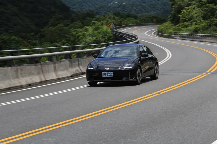 IONIQ 6 EV600的性能實力或許稱不上極度熱血，但電動馬達先天的扭力輸出曲線，在全力加速瞬間仍然帶來不俗的貼背感。林浩昇攝