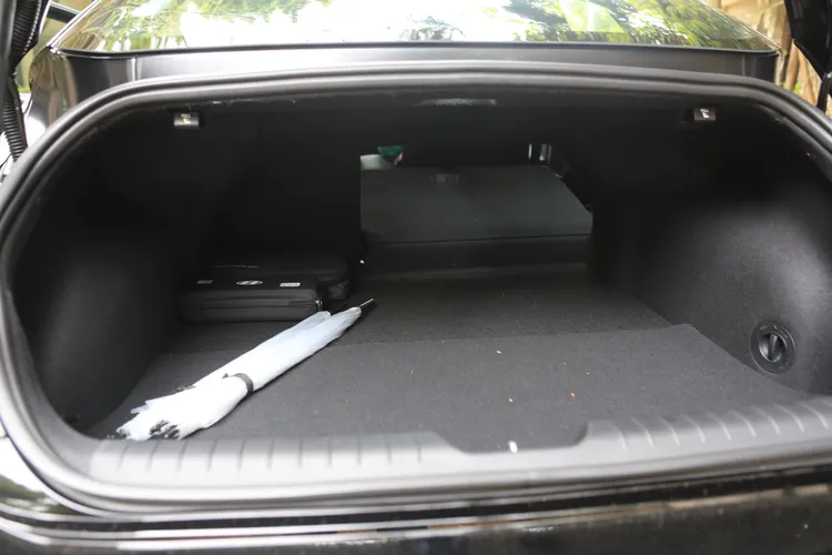 行李廂可透過椅背六四分離傾倒，額外擴充更多置物空間。林浩昇攝