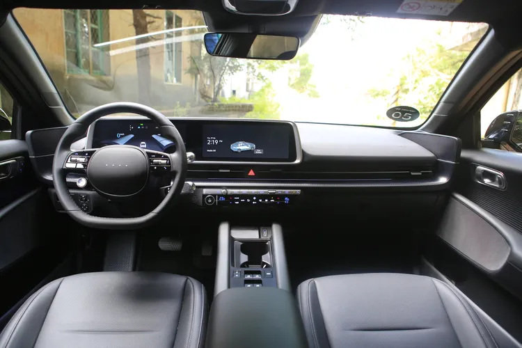 中控檯整合了12吋數位儀表板及12吋的影音資訊觸控螢幕，高置式的中央鞍座羅列了各項行車需使用的直覺式開關。林浩昇攝