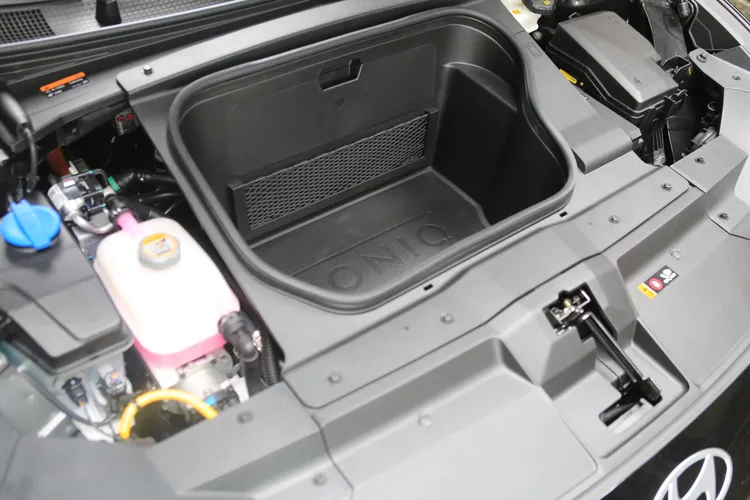 車頭如同多數電動車，也安排了額外的小型置物空間。林浩昇攝