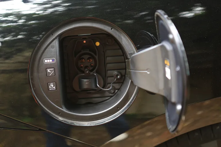 全車系適用廣泛SAE J1772及CCS Combo1充電規格，以及支援最高800V電壓/相容350kW超高速充電設備。林浩昇攝